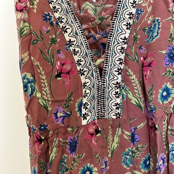 Angie women's sleeveless tank top with criss cross front detail - Picture 4 of 7